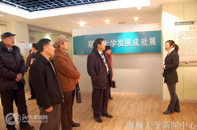 考察聊大发展成就展